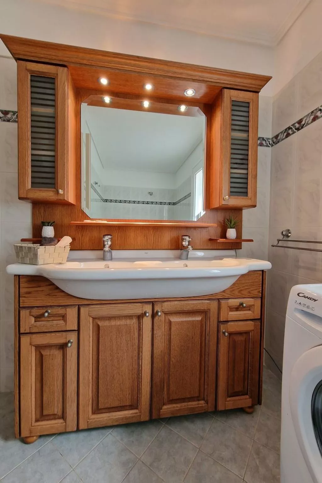 Vollständig umschlossene und großzügig angelegte dreistöckige Ferienvilla mit f-Image-tags.info