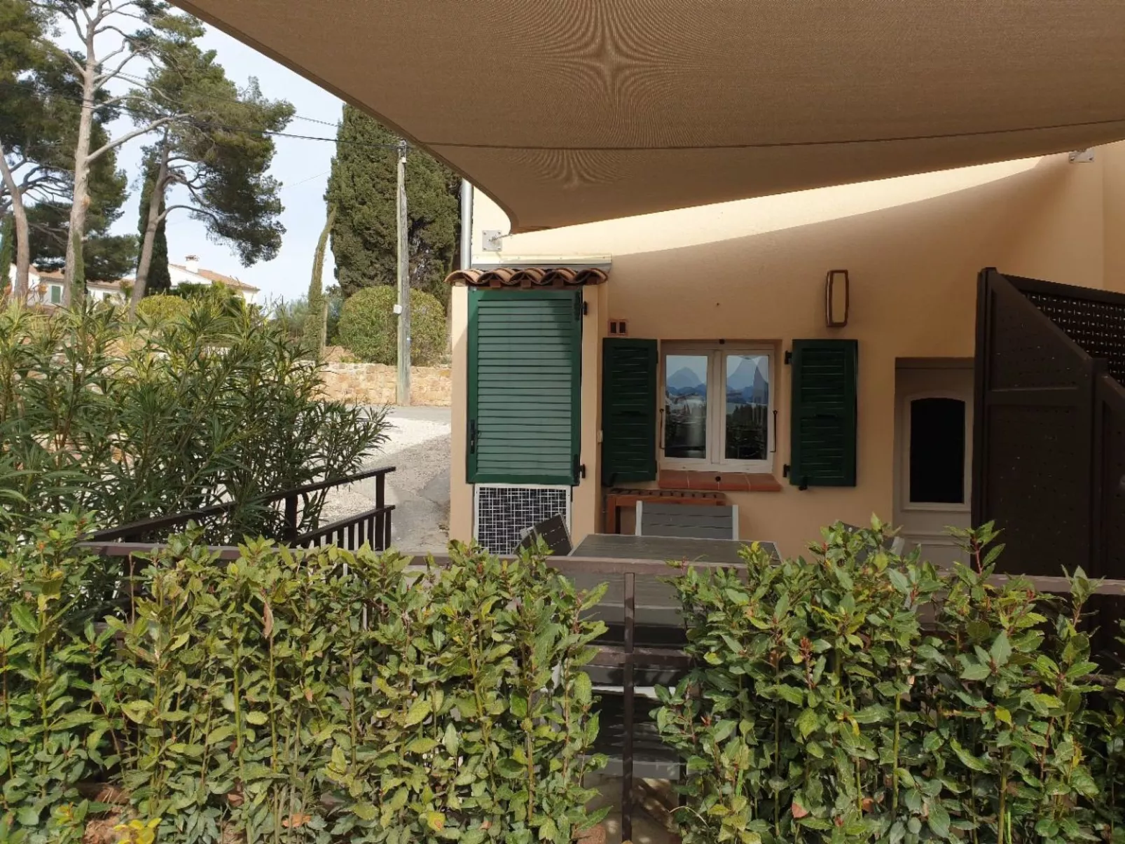 Im Herzen eines provenzalischen Weinguts, Terrasse mit Meerblick, Pool - Buiten