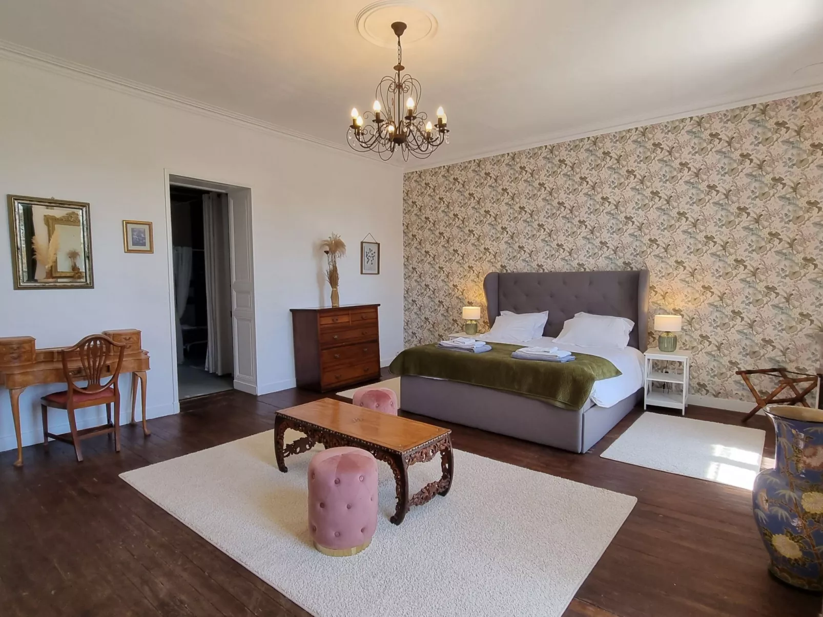 8-Zimmer-Schloss mit Pool und eigenem Park-Binnen