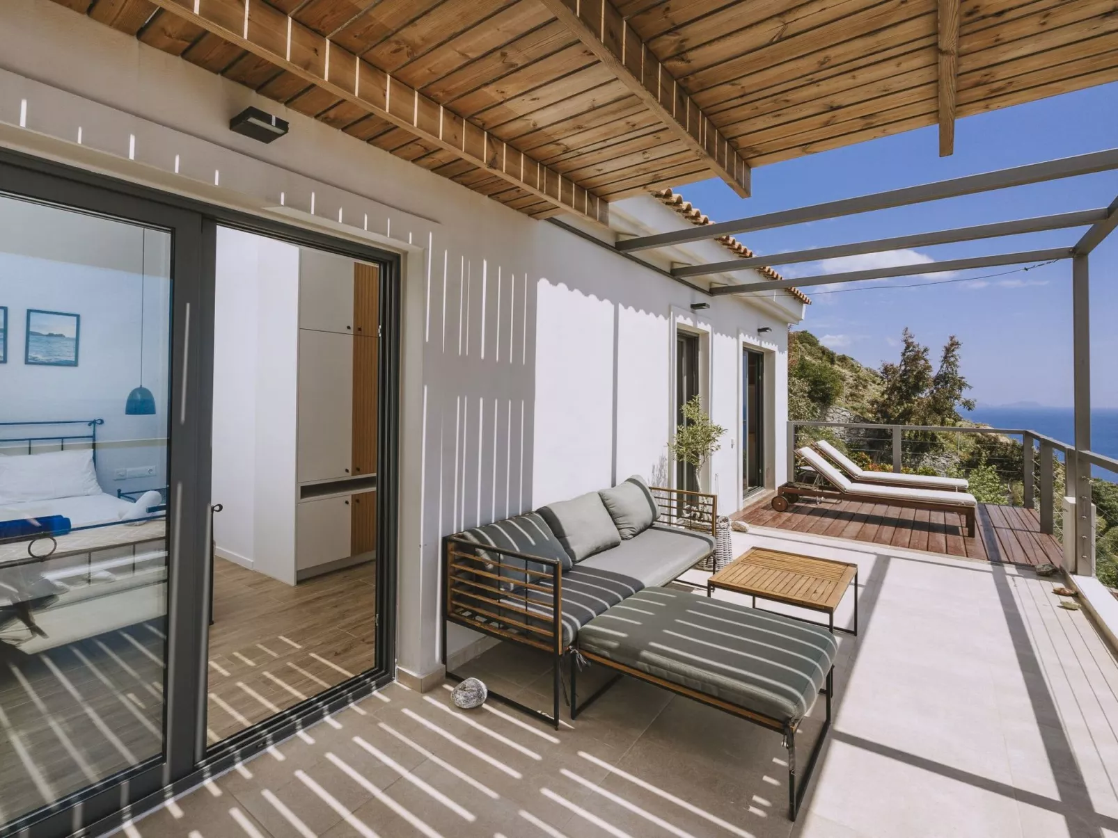 Villa Spiros ist eine renovierte Vermietung voll - Buiten