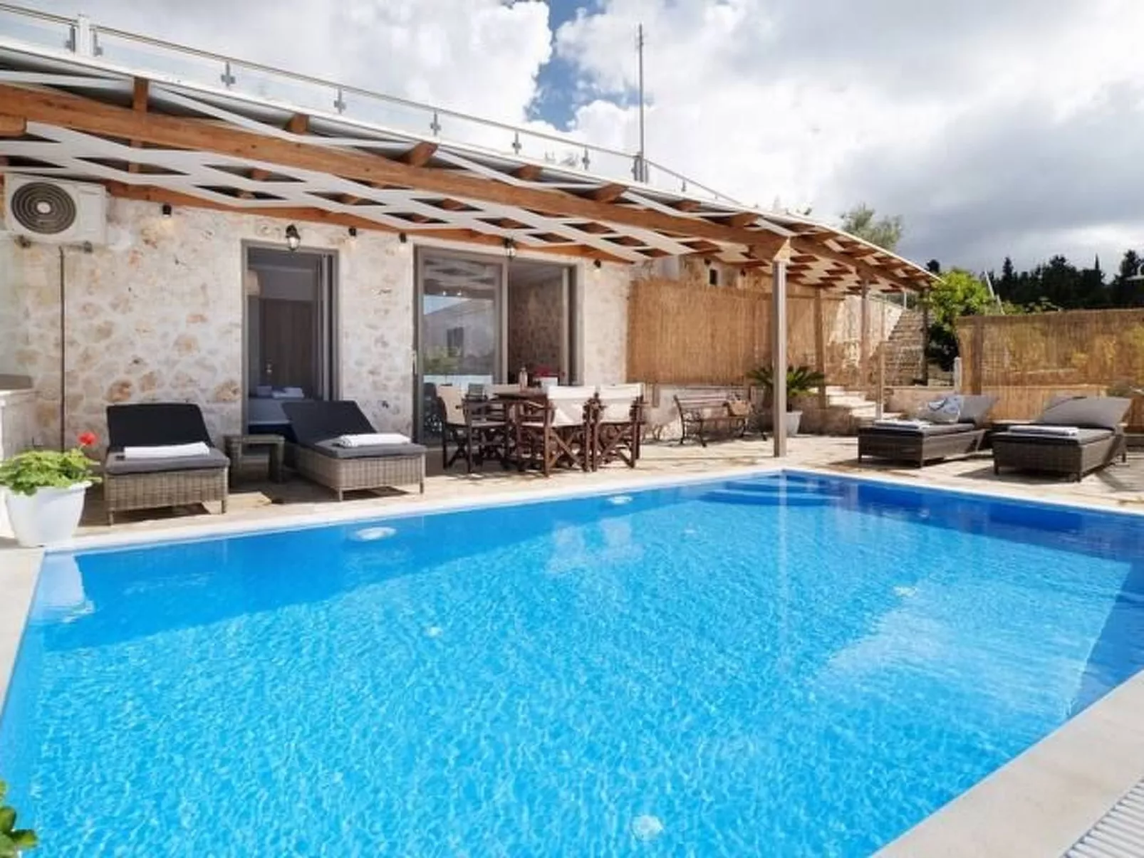 Villa Hrw mit privatem Pool-Binnen