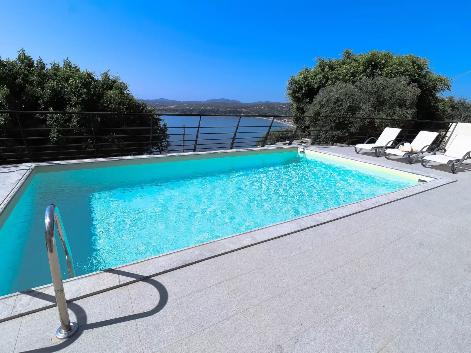 "Faiax" mit eigenem Pool-Buiten