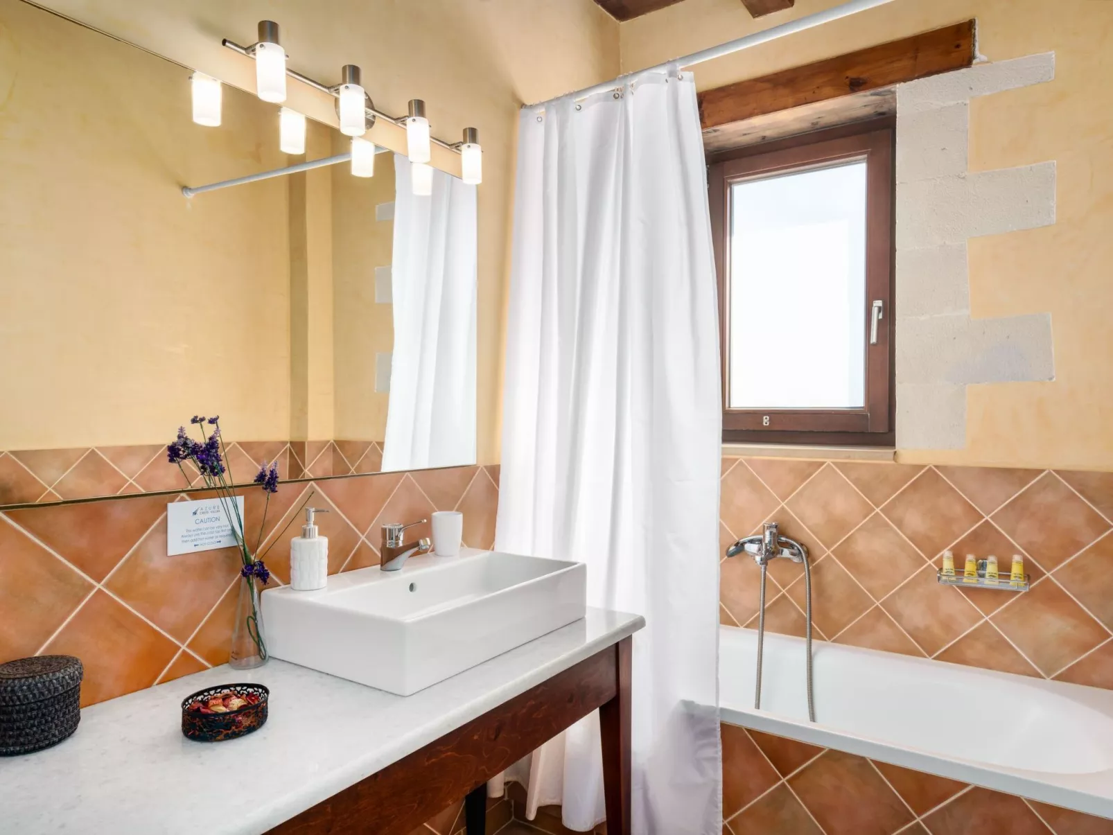 Villa aus Stein, privater Pool, BBQ 30m zum Strand-Binnen