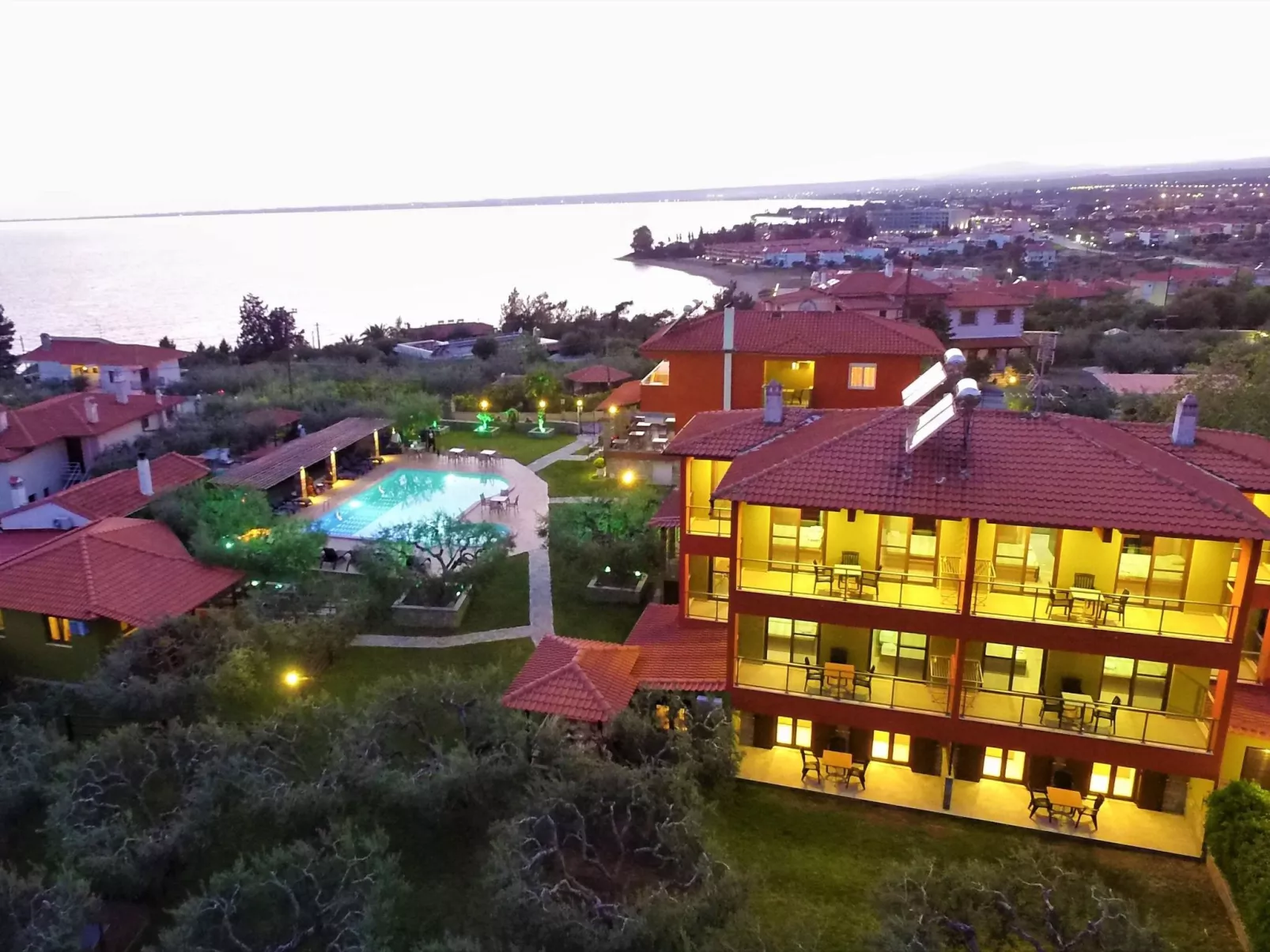 Elegantes Apartment im Erdgeschoss mit Gartenblick-Buiten