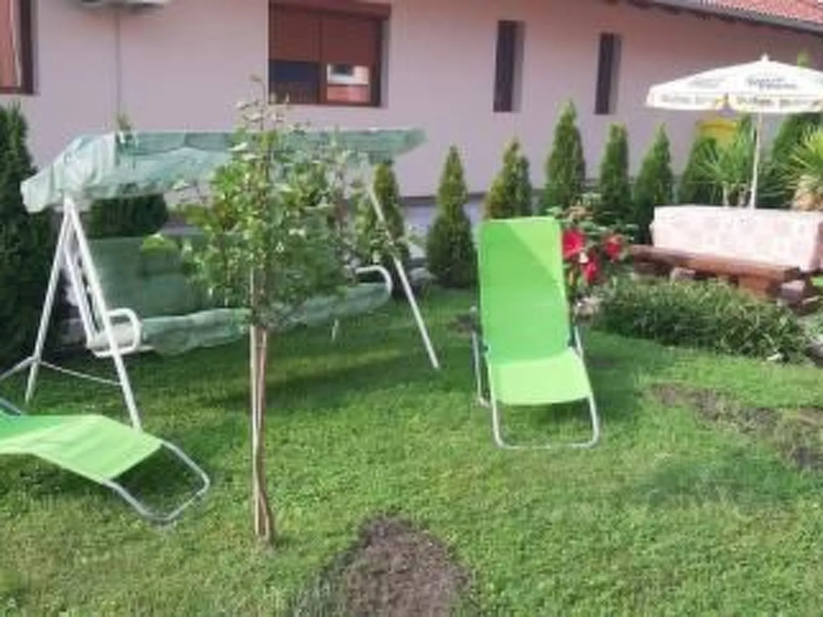 Mit Terrasse, Garten und Grill-Buiten