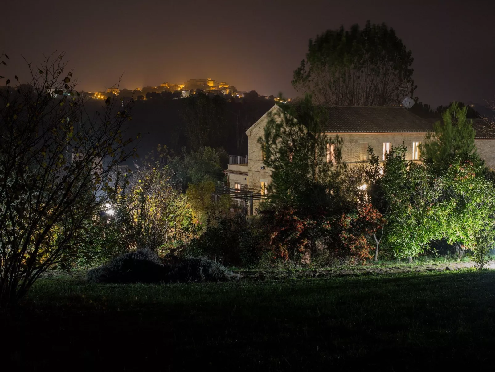 Haus der Musik 270m Veranda, Garten und Pool-Buiten
