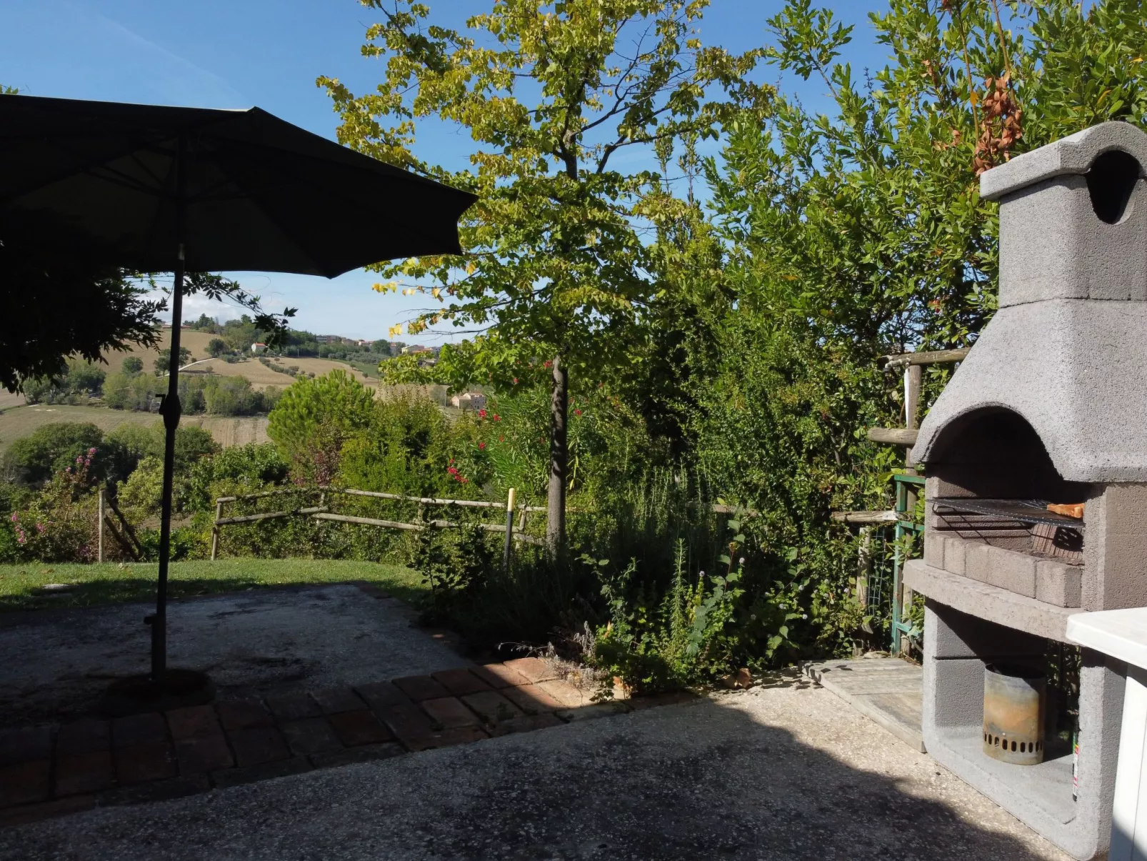 Haus in Ostra mit privatem Pool-Buiten