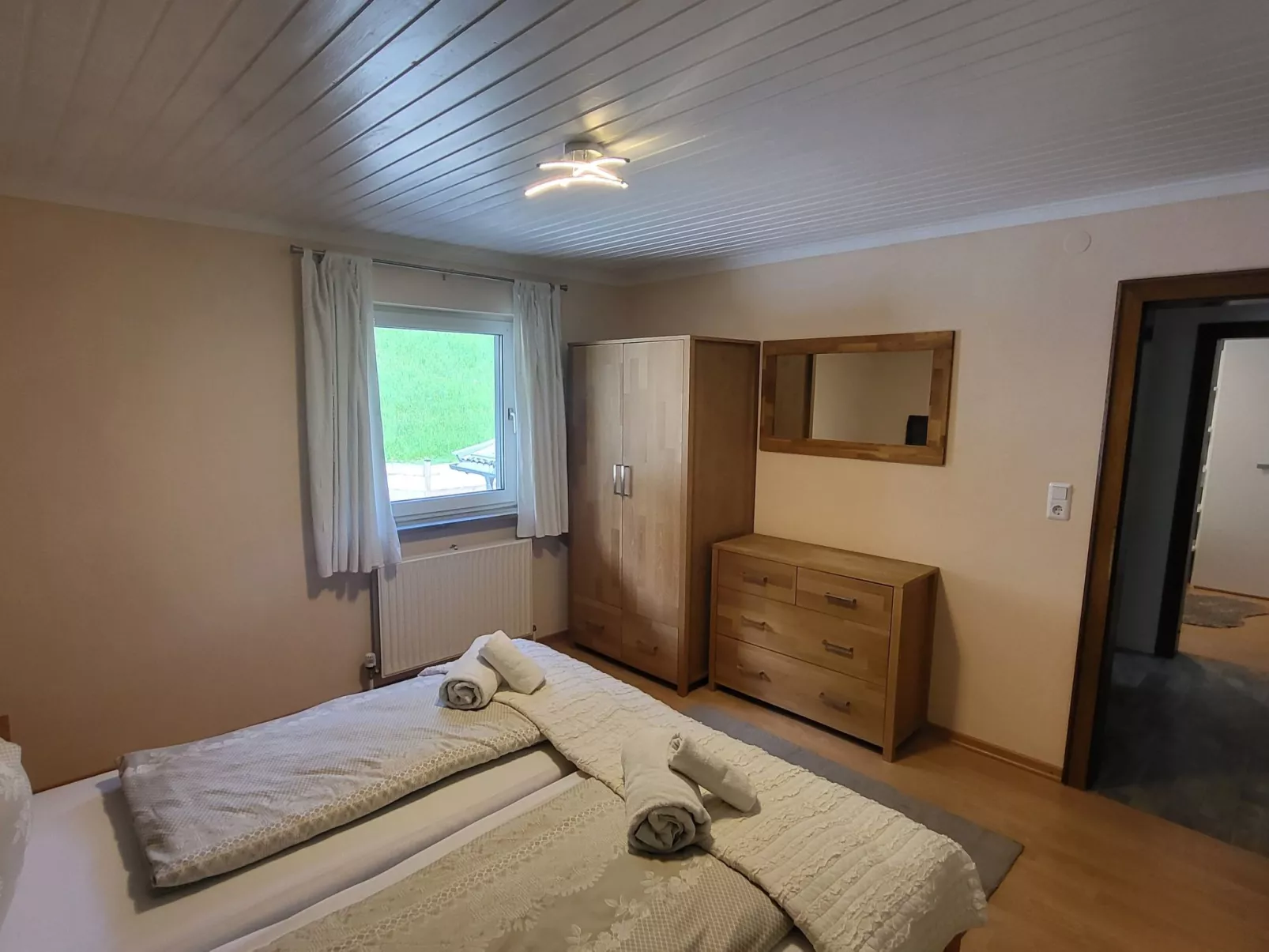 Geräumige Wohnung mit zwei Schlafzimmern und Balkon-Binnen