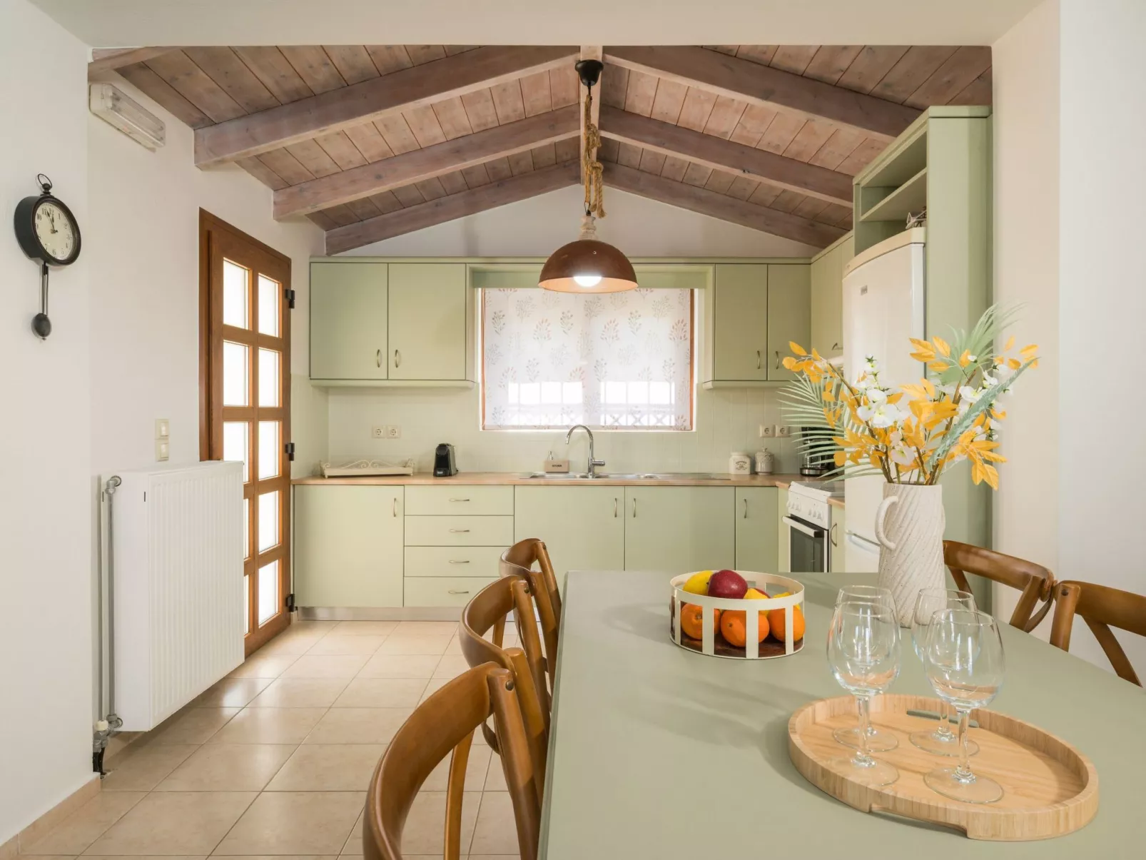 Wunderschöne Villa mit Seeblick und Pool in der Nähe von Restaurants-Binnen