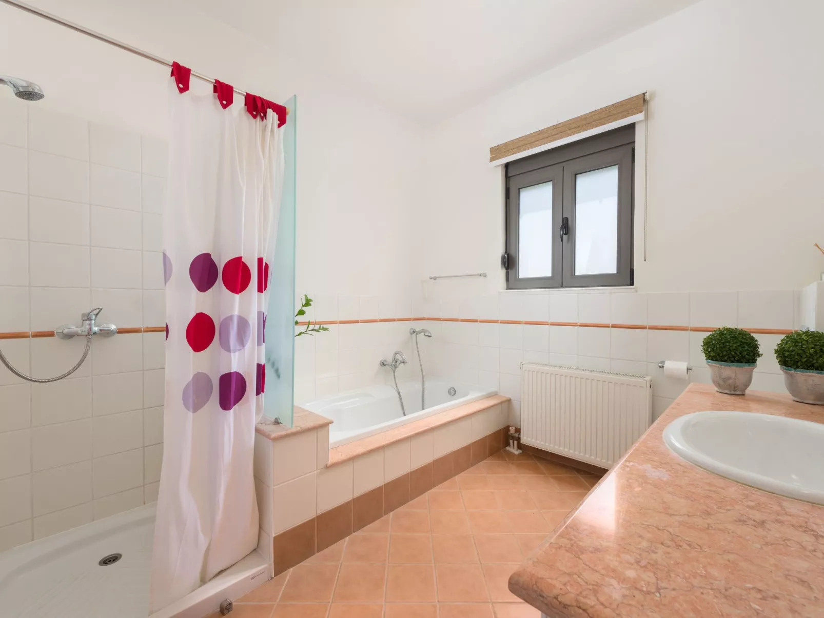 In Sgourou mit Parkplatz, Blick ins Grüne-Binnen