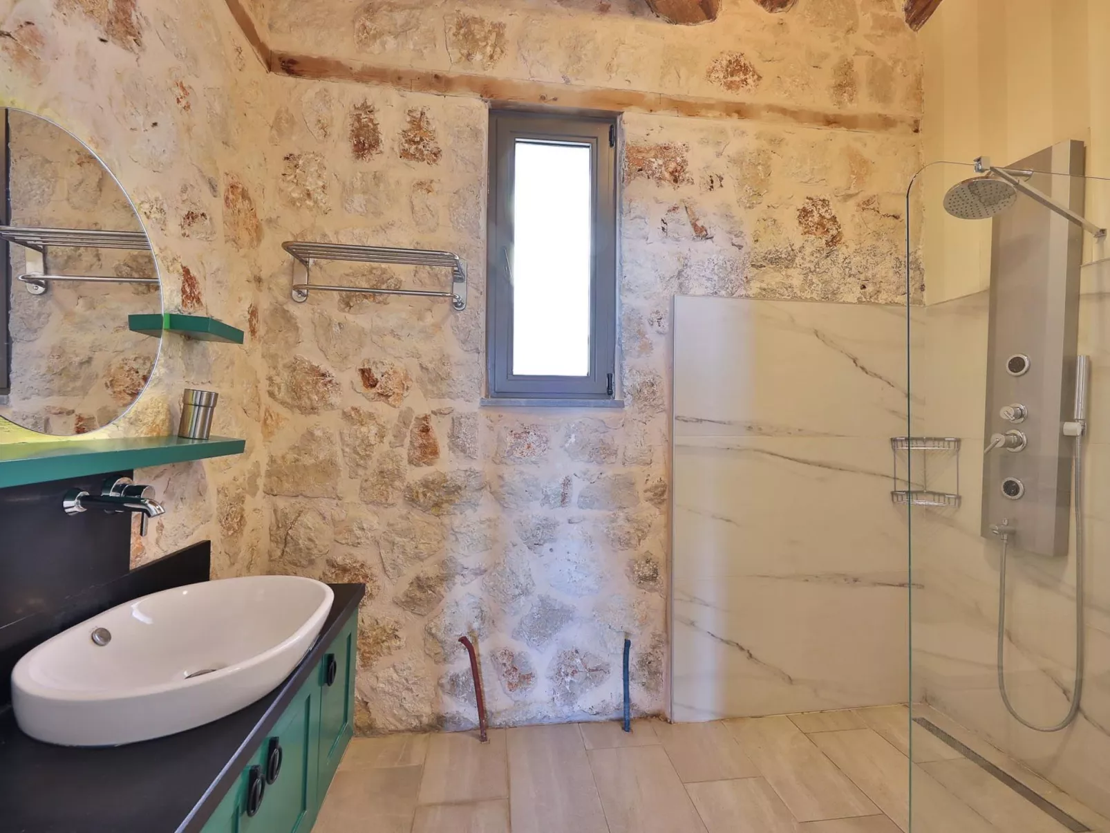 Traditionelles Natursteinhaus mit Sichtschutzpool-Binnen