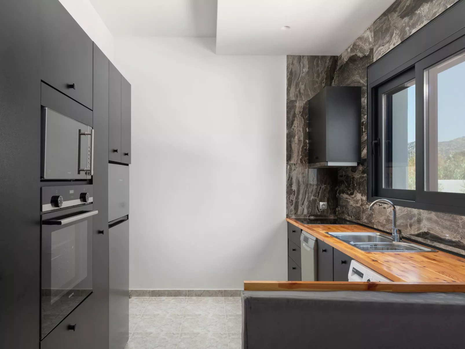 Elysianische Villa in der Nähe des Dorfes Afantou-Binnen