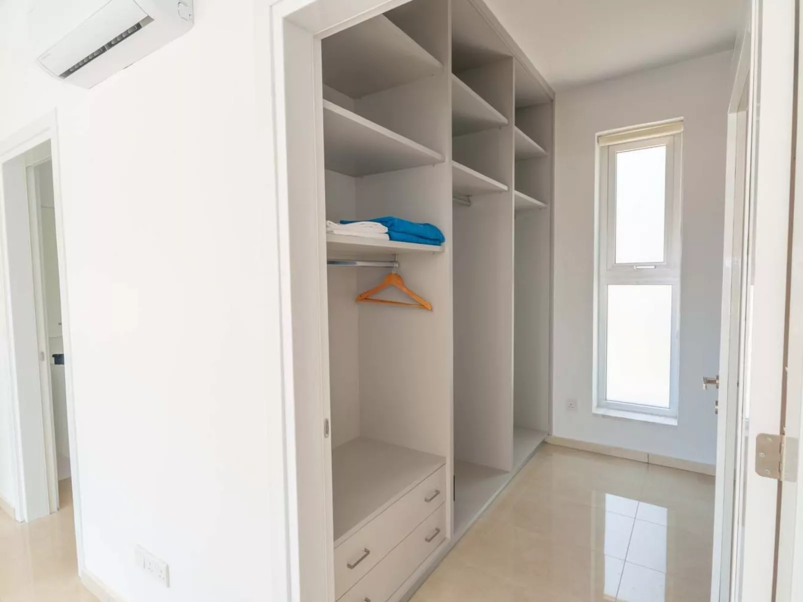 Luxuriöse Villa mit 4 Schlafzimmern, Pool und Whirlpool-Binnen