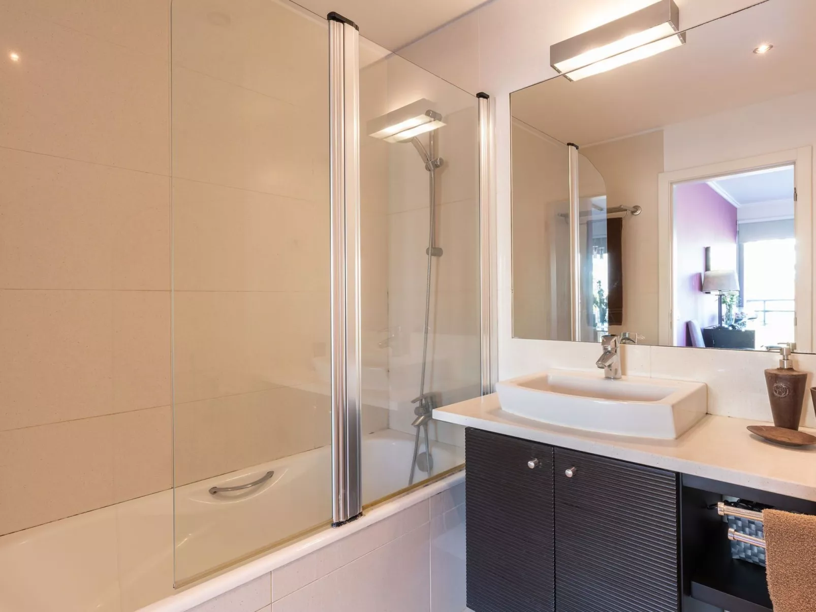 Eine moderne Wohnung in hervorragender Lage.-Binnen