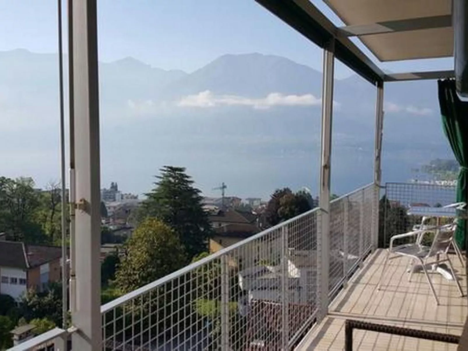 Mit Panorama-Sicht und Schwimmbad-Buiten