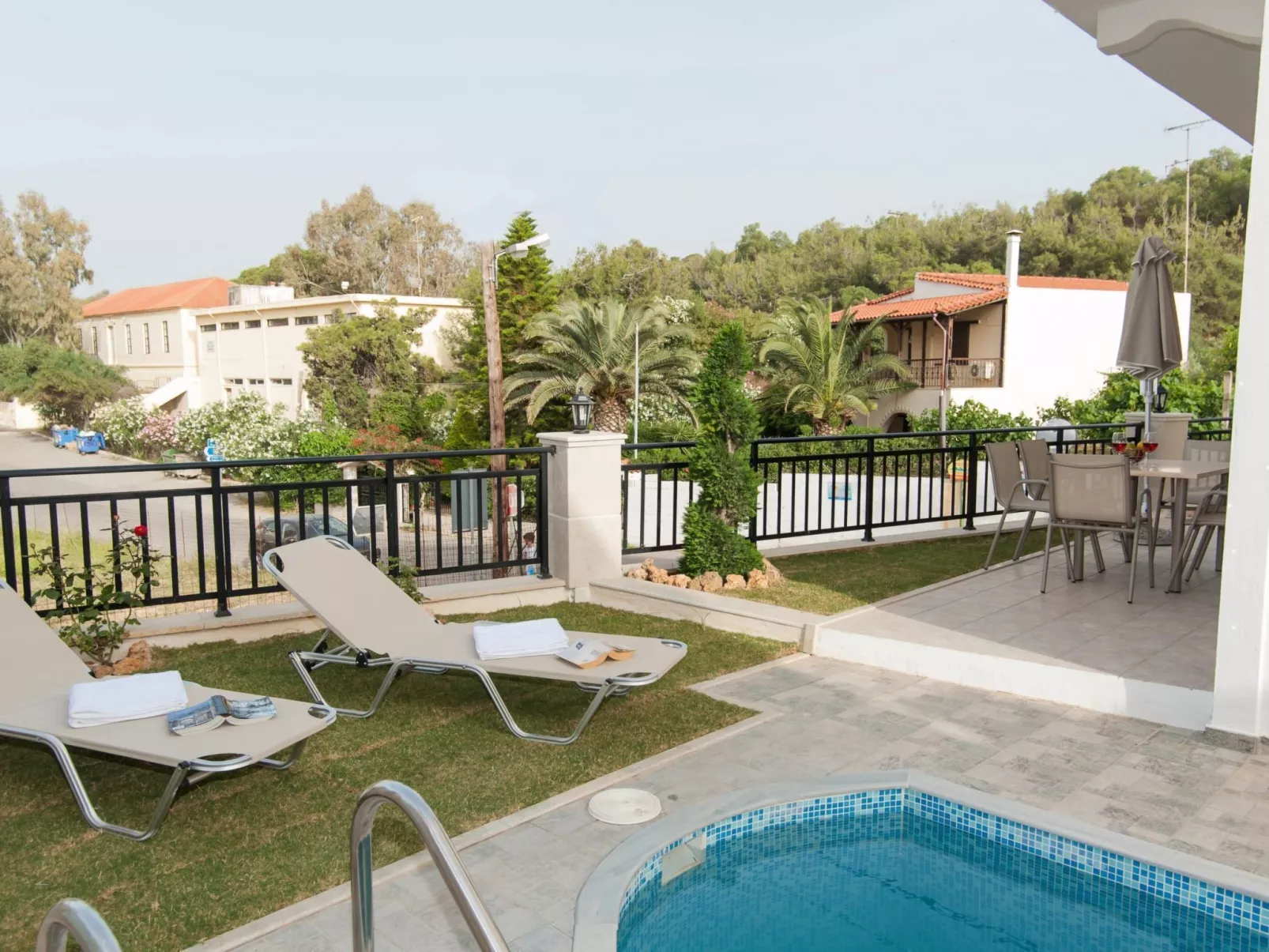 In Panormos mit kleinem Garten,Pool-Image-tags.info