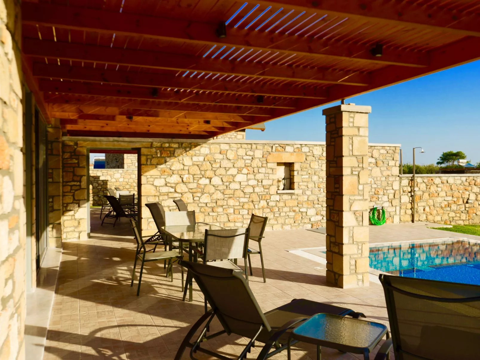 Mit Garten, Grill und Terrasse-Buiten