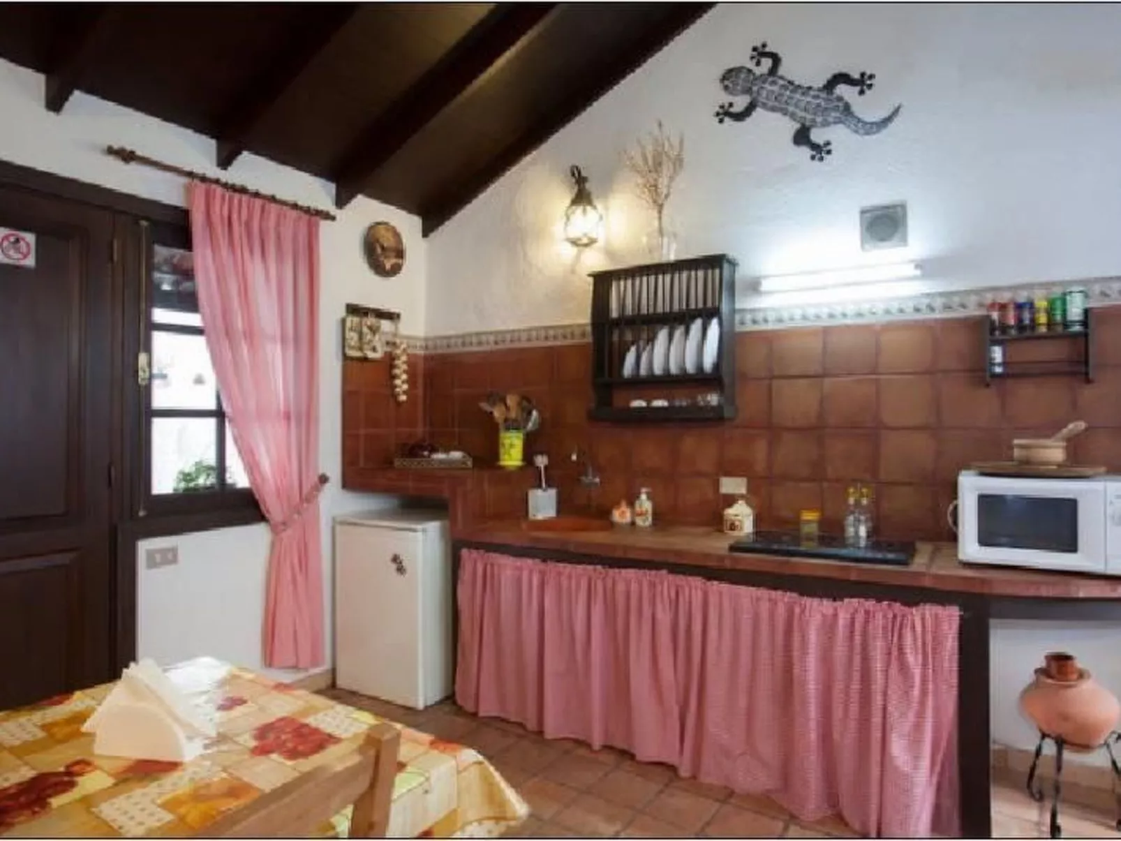 Haus mit Schwimmbad-Whirlpool in ruhiger Umgebung.-Image-tags.info