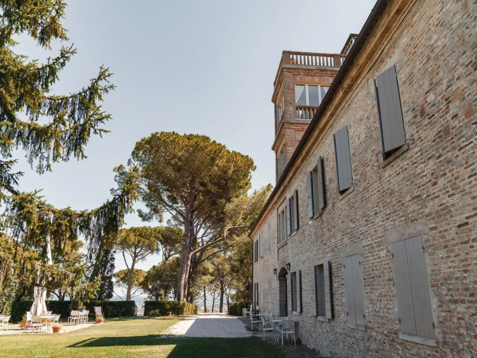 Mit Garten und Schwimmbad in den Hügeln der Marken.-Buiten