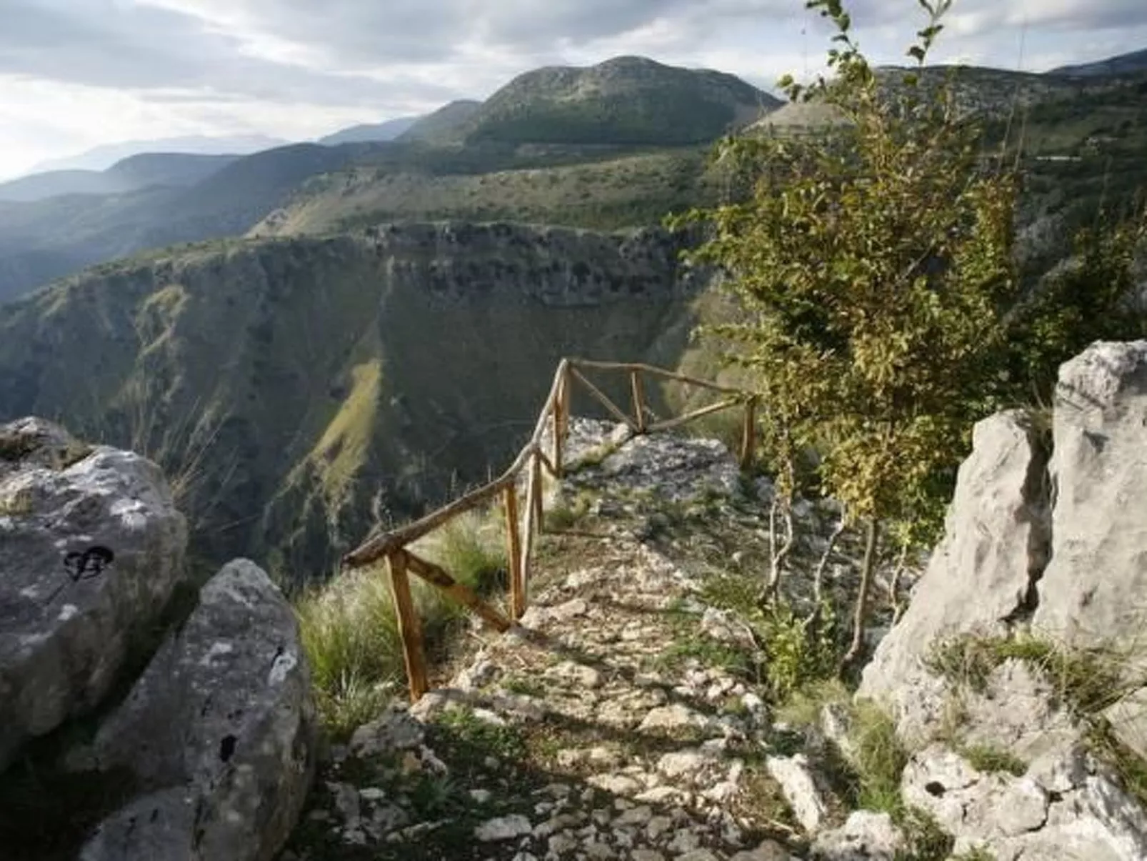 Natursteinhaus mit Panoramablick zum Meer-Buiten