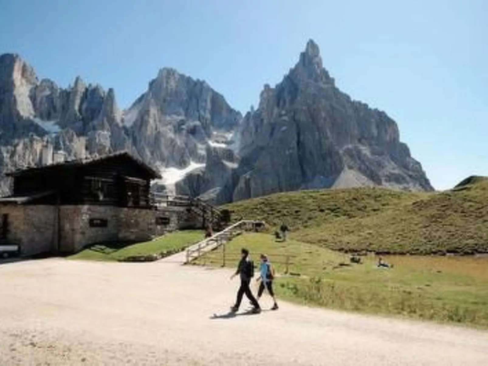 Romantisches Chalet in den Wiesen der Dolomiten-Buiten
