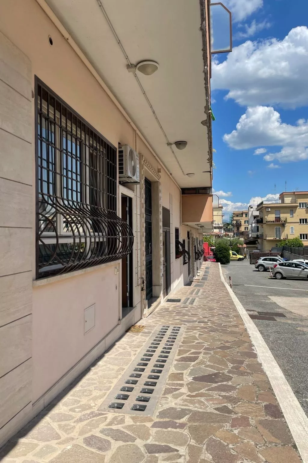 "Momy's Home Rom"-Buiten