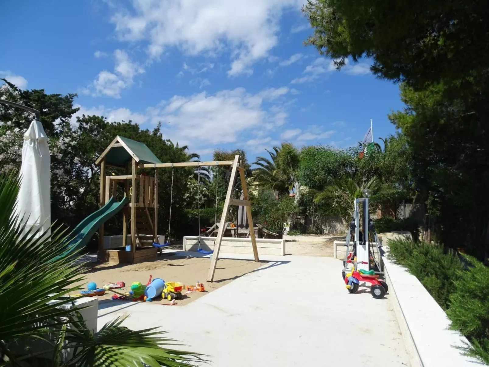 Schöner zentraler Bungalow direkt am Sandstrand auf Sizilien-Image-tags.info