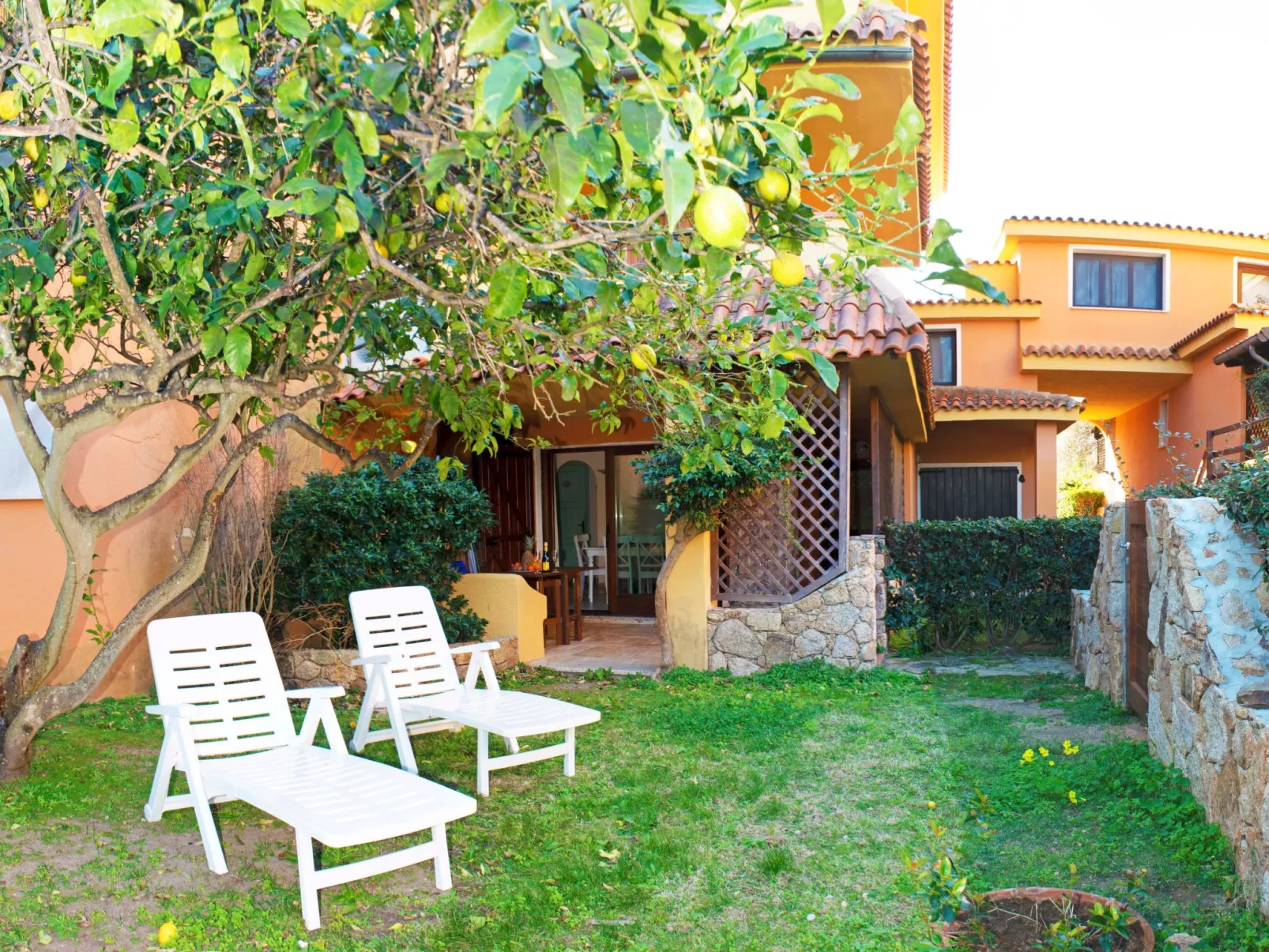 Große Drei-Zimmer-Wohnung am Golf von Marinella-Buiten