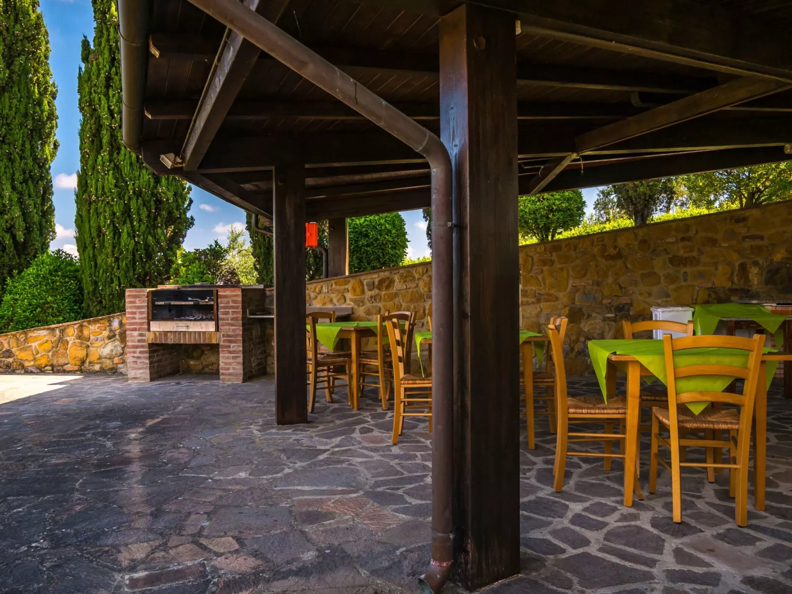 Drei-Zimmer-Wohnungen Borgo Collelungo auf zwei Etagen-Buiten