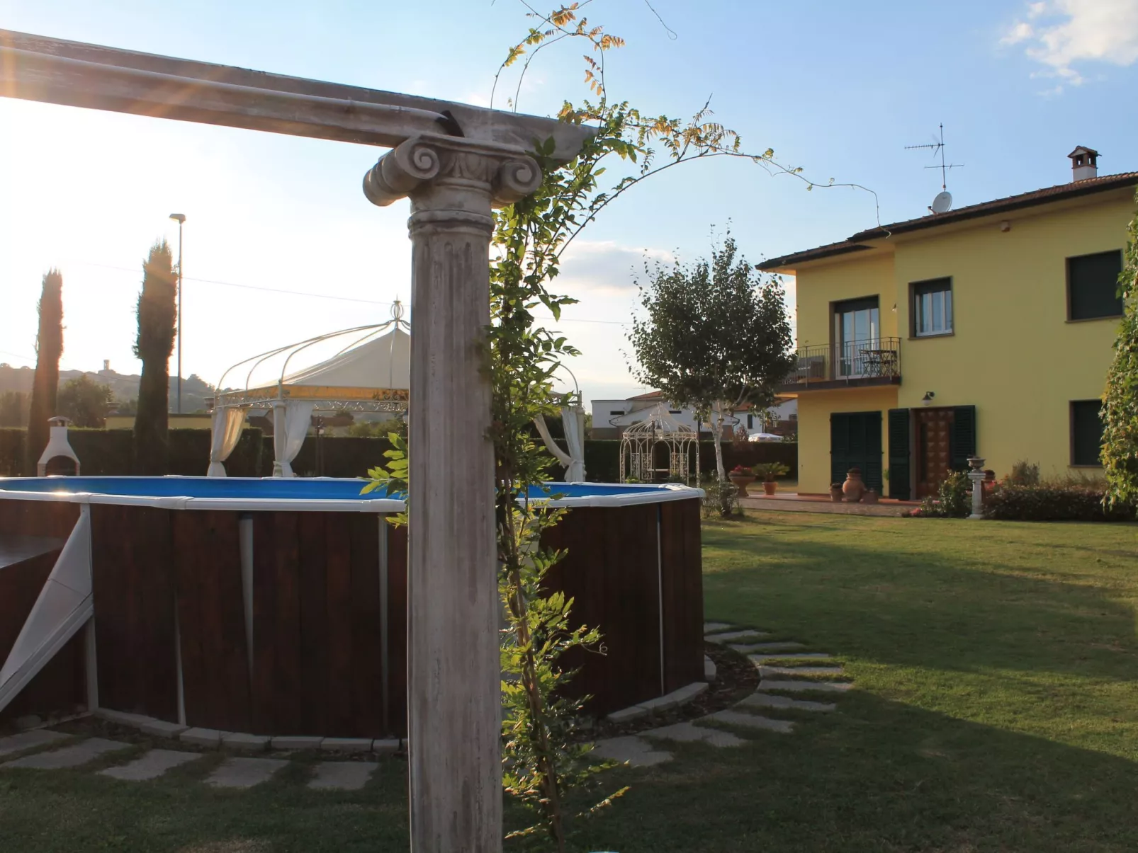 La Valinfiore Charmante Wohnung mit Pool-Buiten