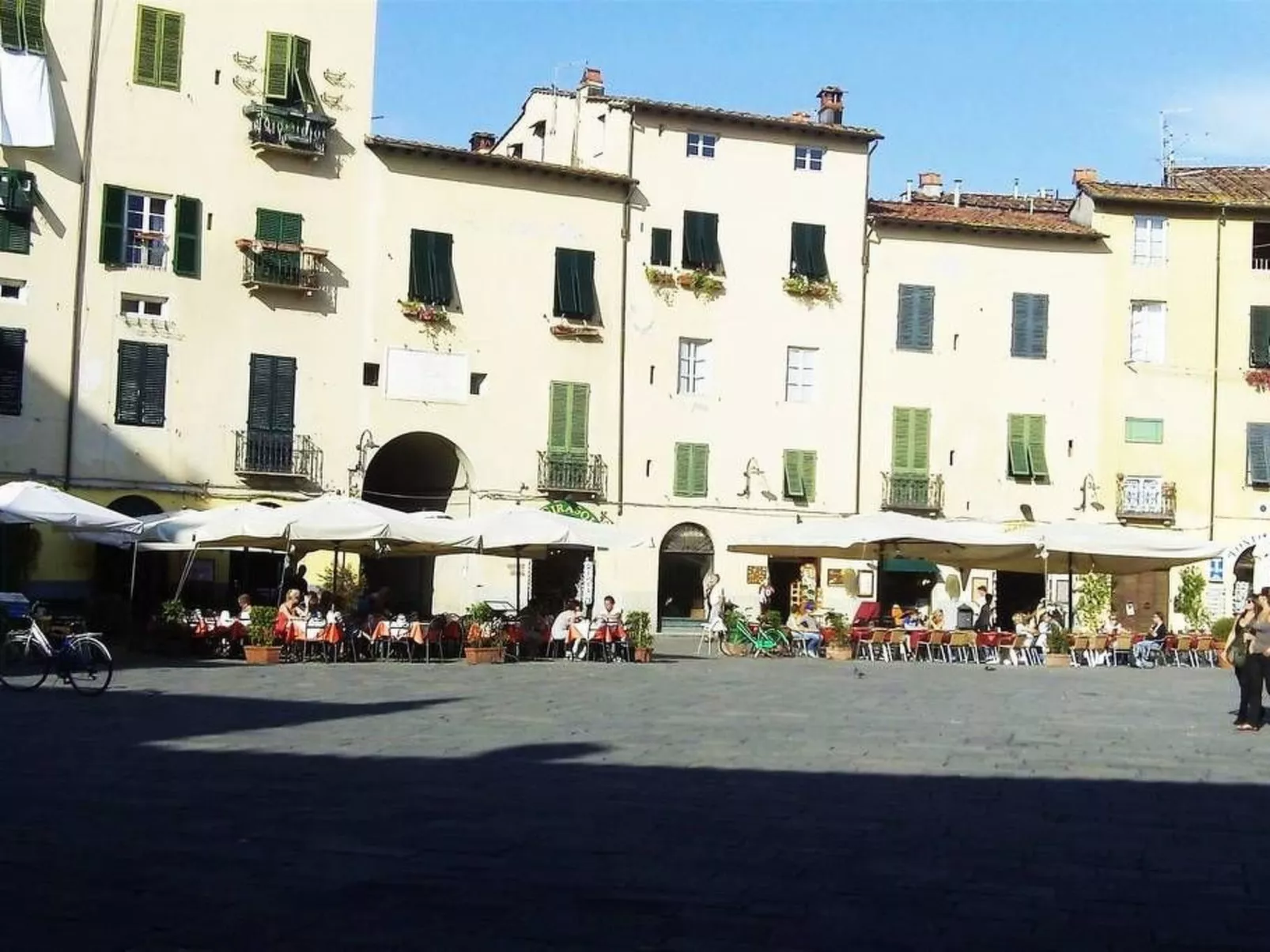 In Viareggio mit Gemeinschaftspool-Buiten