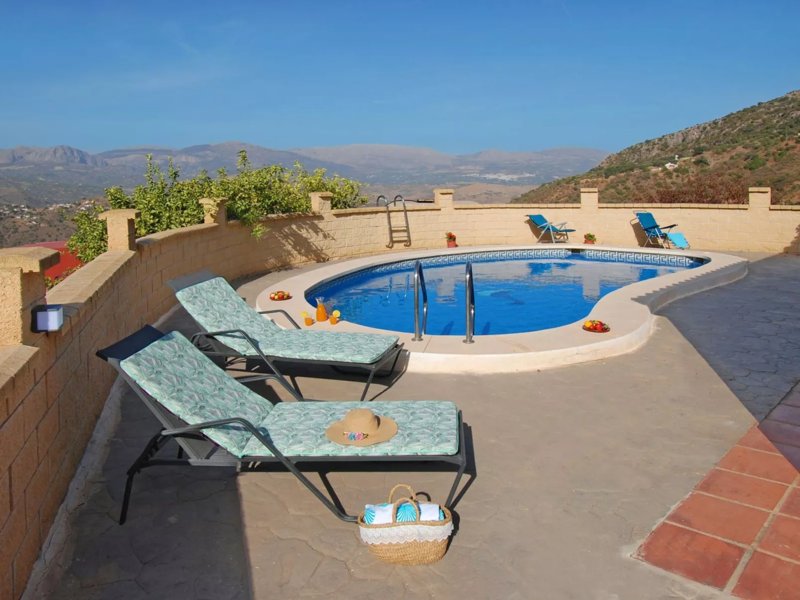 Finca auf einem eingezäunten Grundstück-Buiten