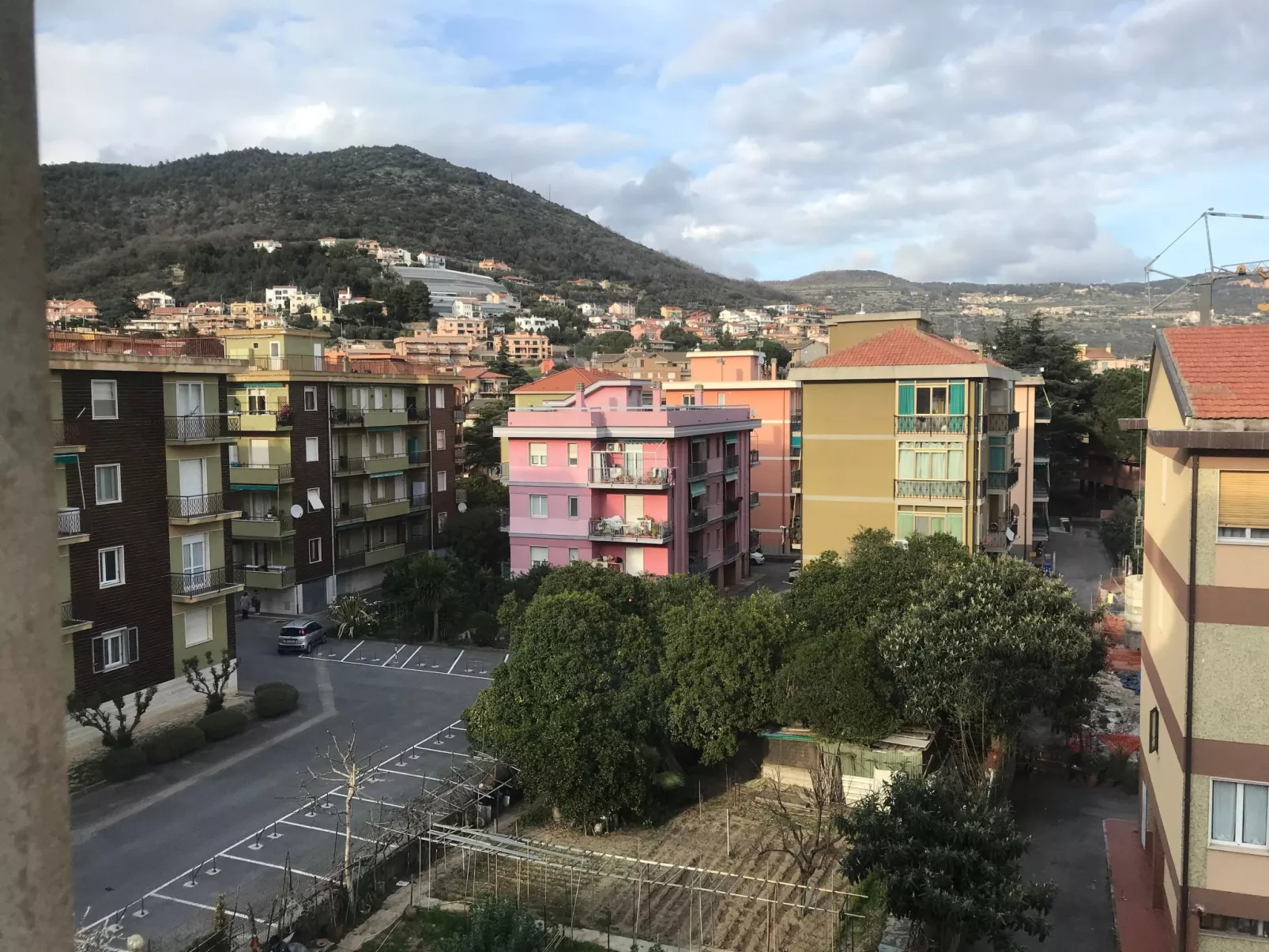 'White' mit Balkon-Buiten