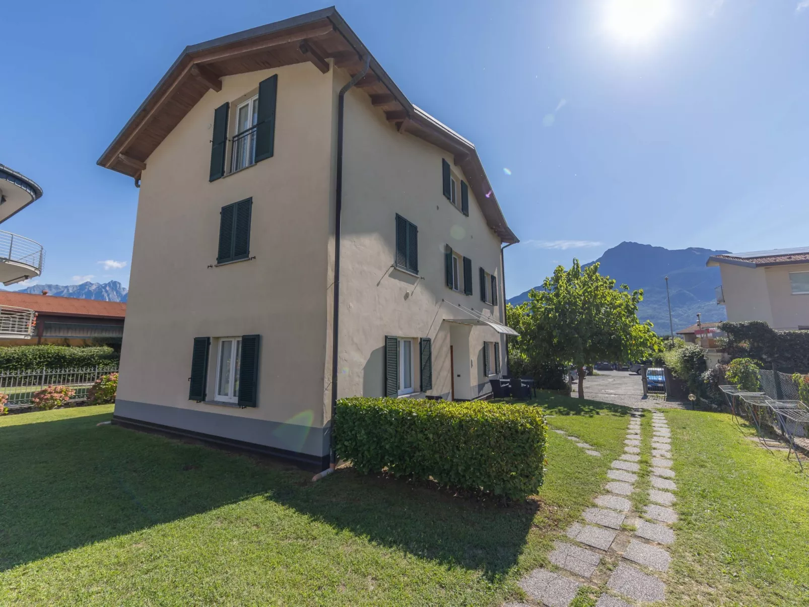 Zwei-Zimmer-Wohnung mit Parkplatz in der Nähe des Strandes-Buiten