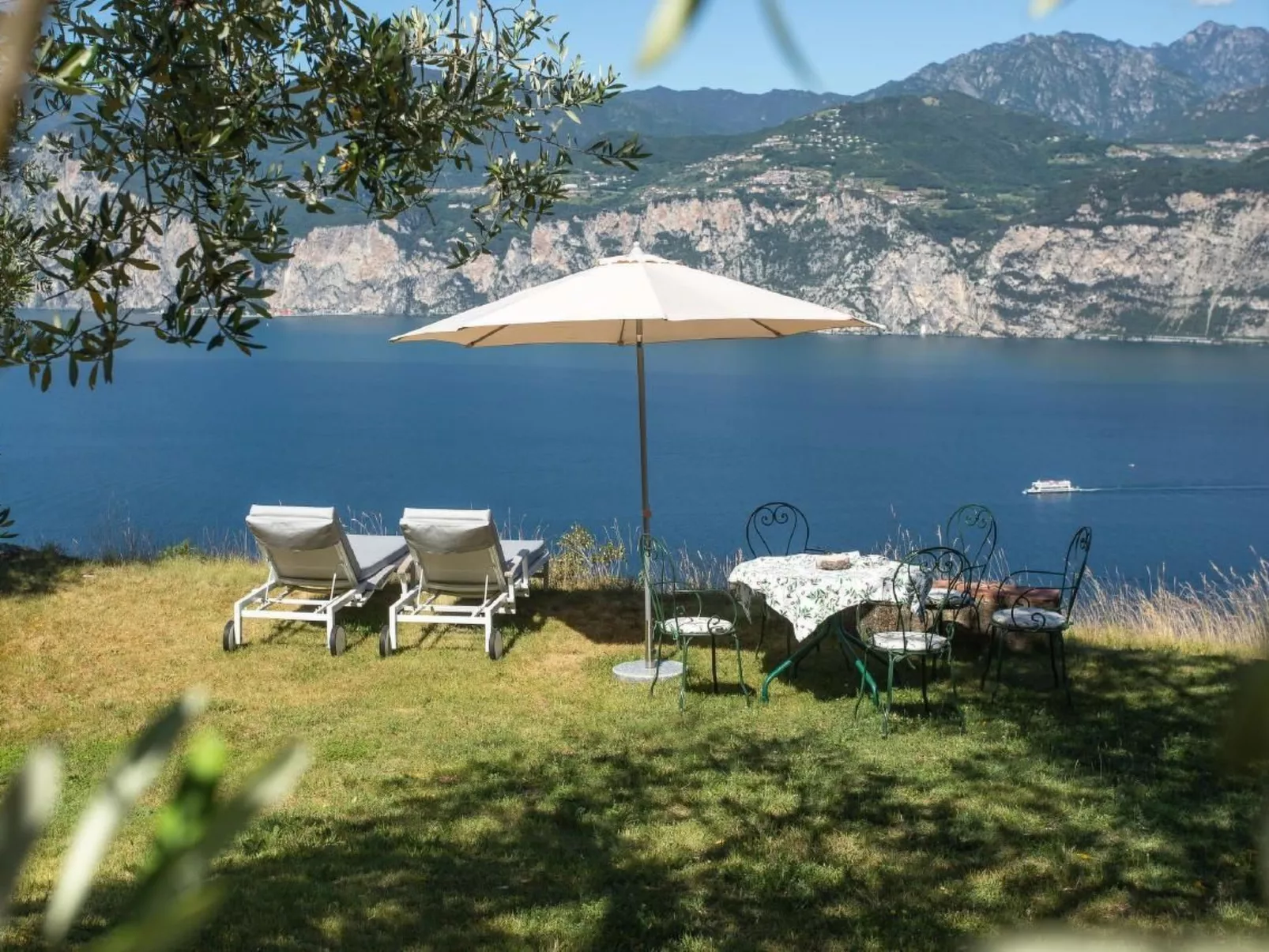 Rustiko-Landhaus mit Infinity-Pool und Seeblick-Buiten