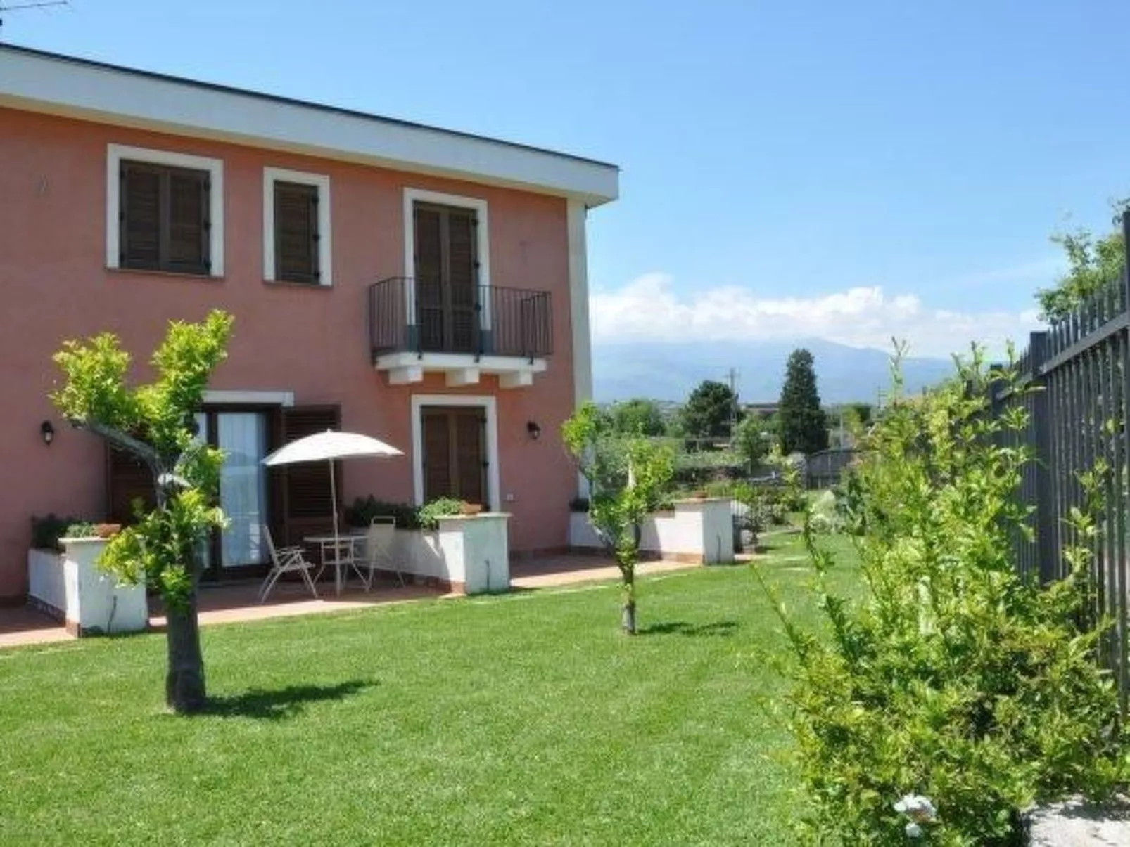 Einzimmerwohnung mit Terrasse-Buiten