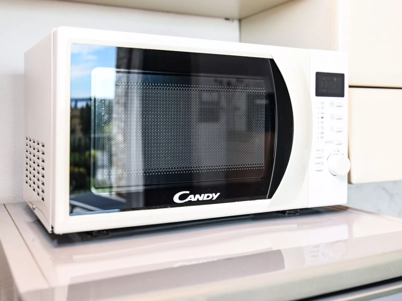 Wohnung mit Balkon, Schwimmbad und Seeblick-Binnen