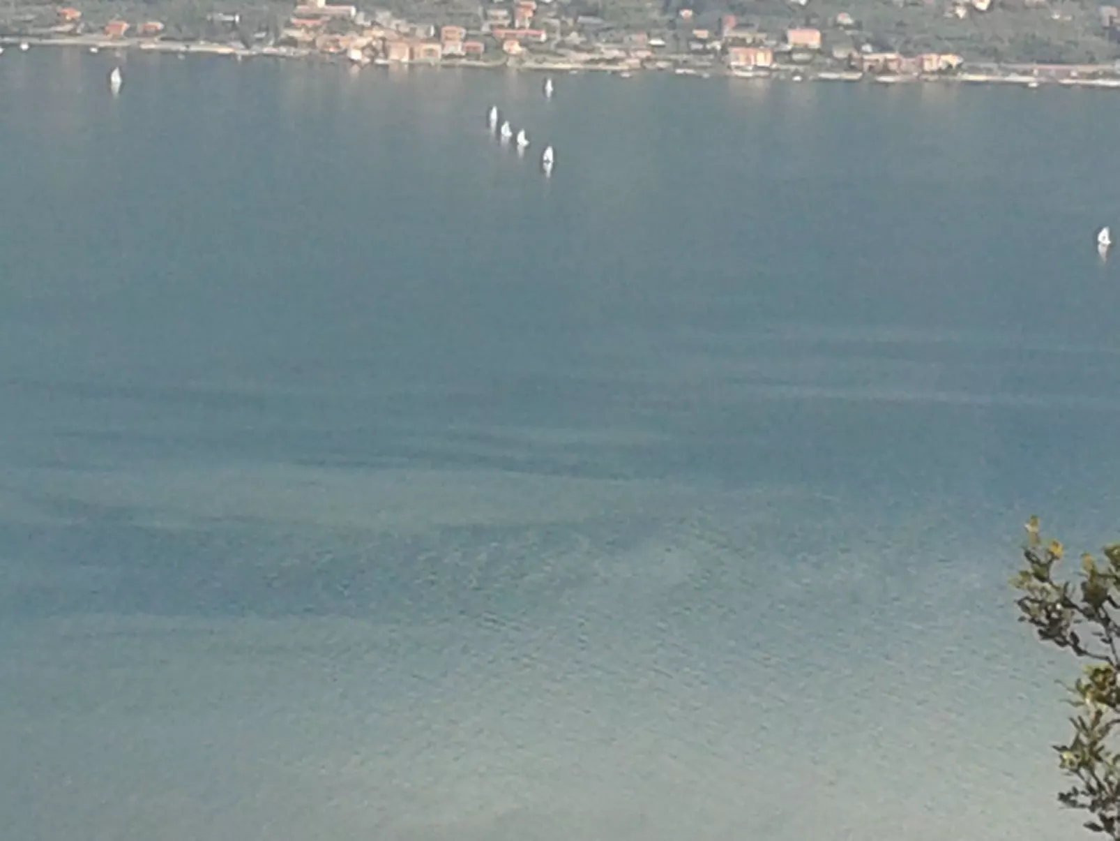 In einer Villa mit Garten und Blick auf den Gardasee-Buiten