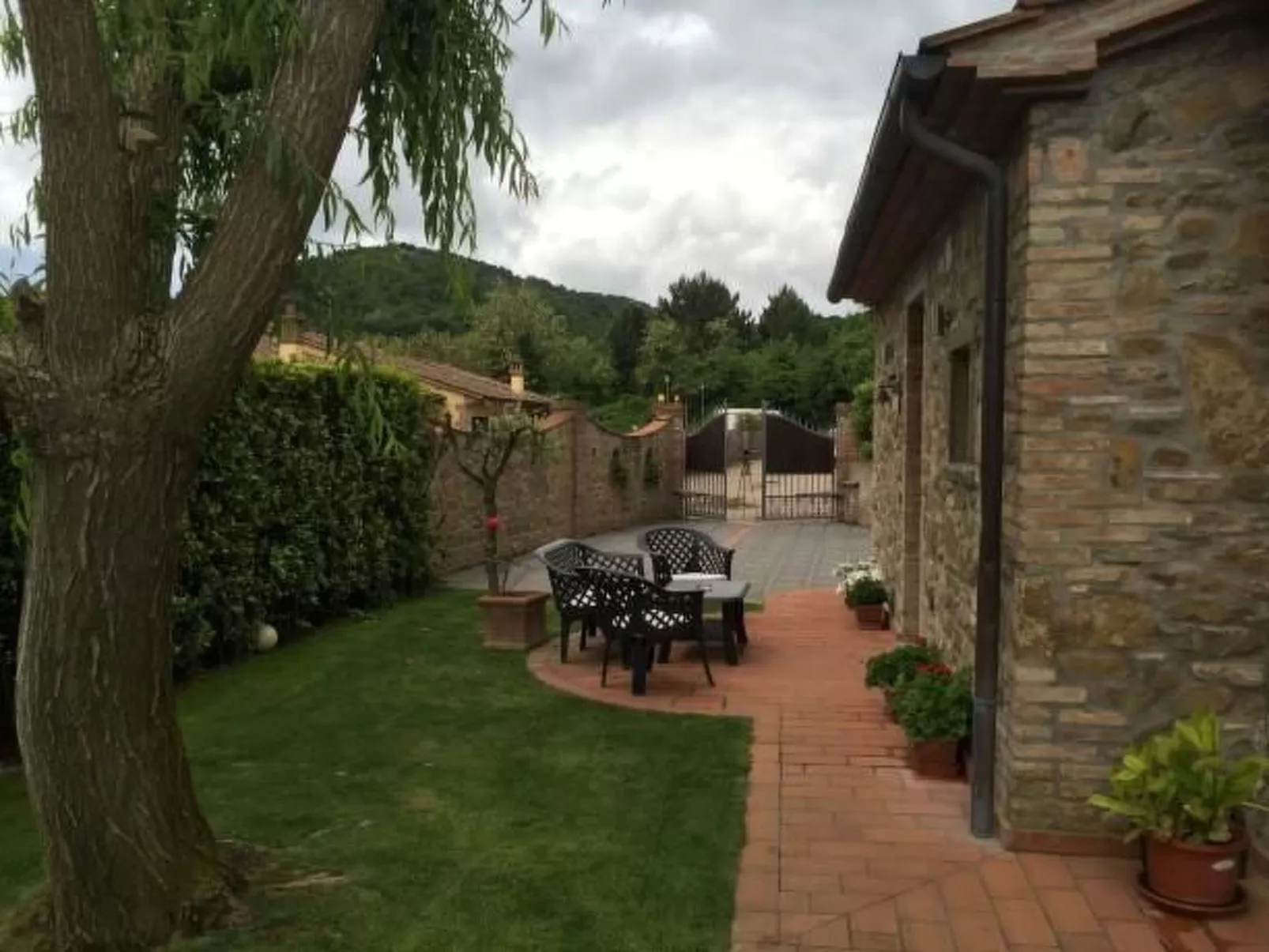 Gemütliches Ferienhaus mit Privatem Pool-Buiten