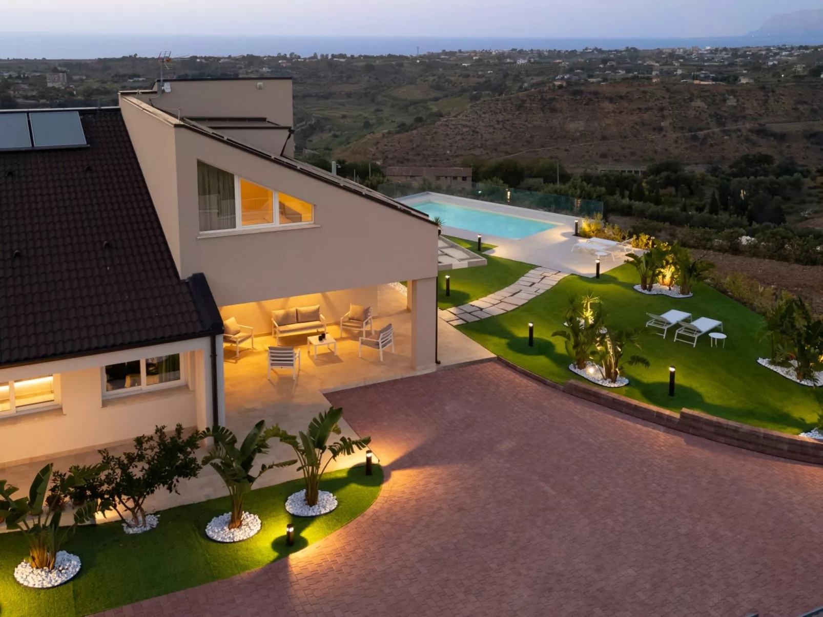 Villa mit Panoramablick auf das Meer, umgeben von der Natur-Binnen