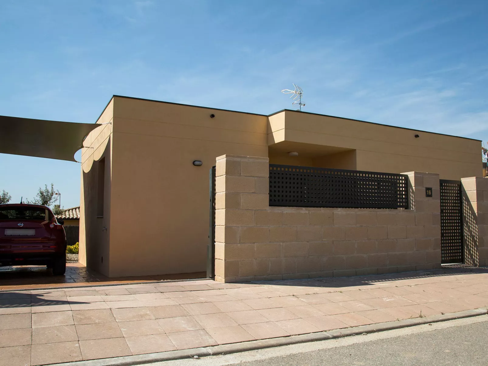 Modernes Einfamilienhaus mit Pool-Buiten