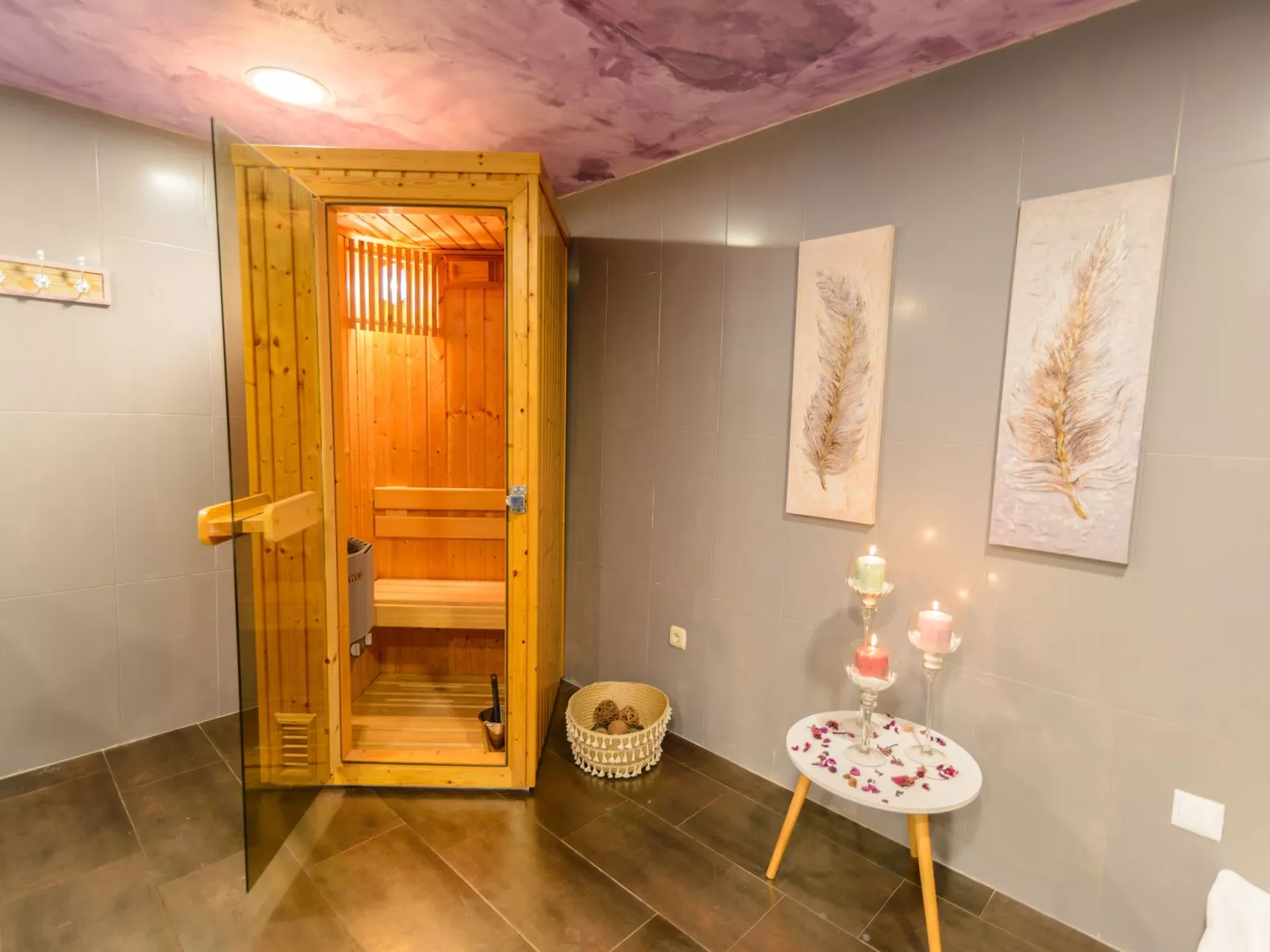 Spa-Spielzimmer mit Außen-Whirlpool und Schwimmbad-Binnen