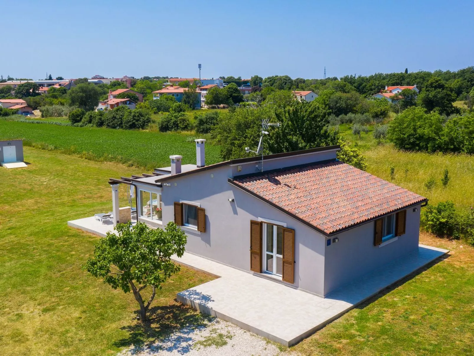 In Pomer mit Parkplatz-Buiten