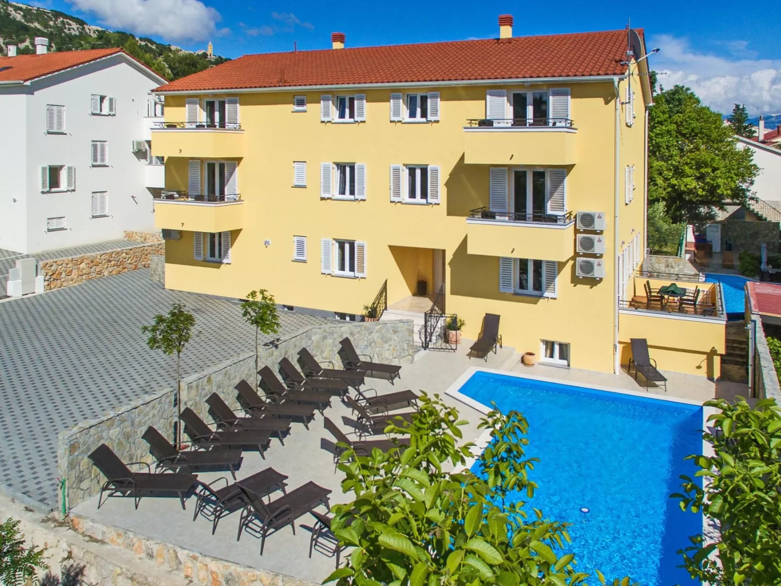 Gemütliche Ferienwohnung in Baška mit gemeinsamem Pool und Grill-Buiten