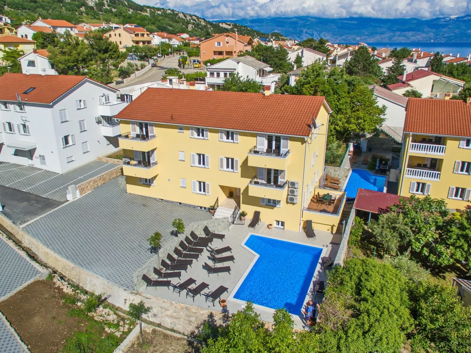 Appartement in Baška mit gemeinsamem Pool und Grill-Buiten