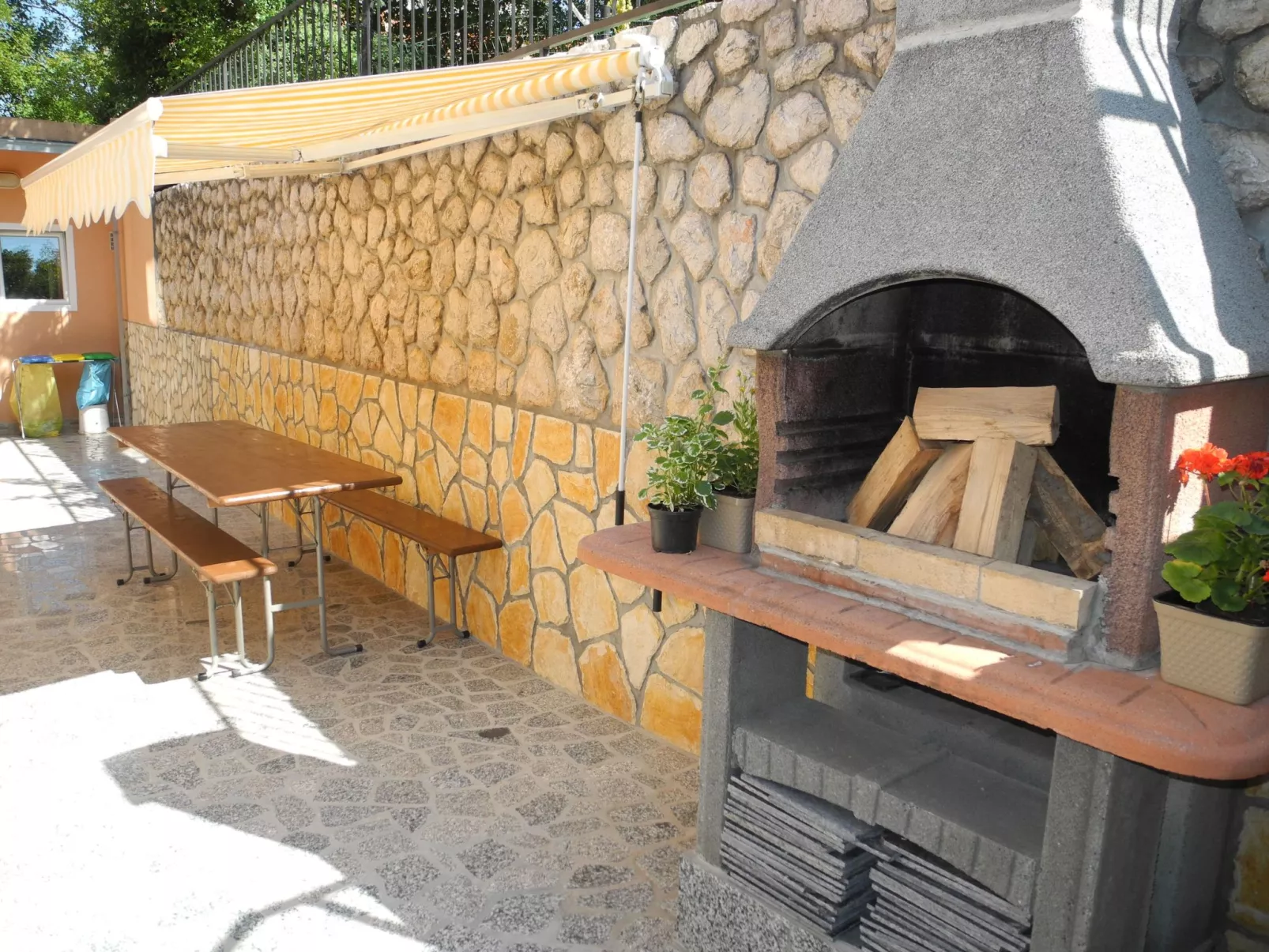 Wohnung in Crikvenica mit Terrasse und Grill-Buiten
