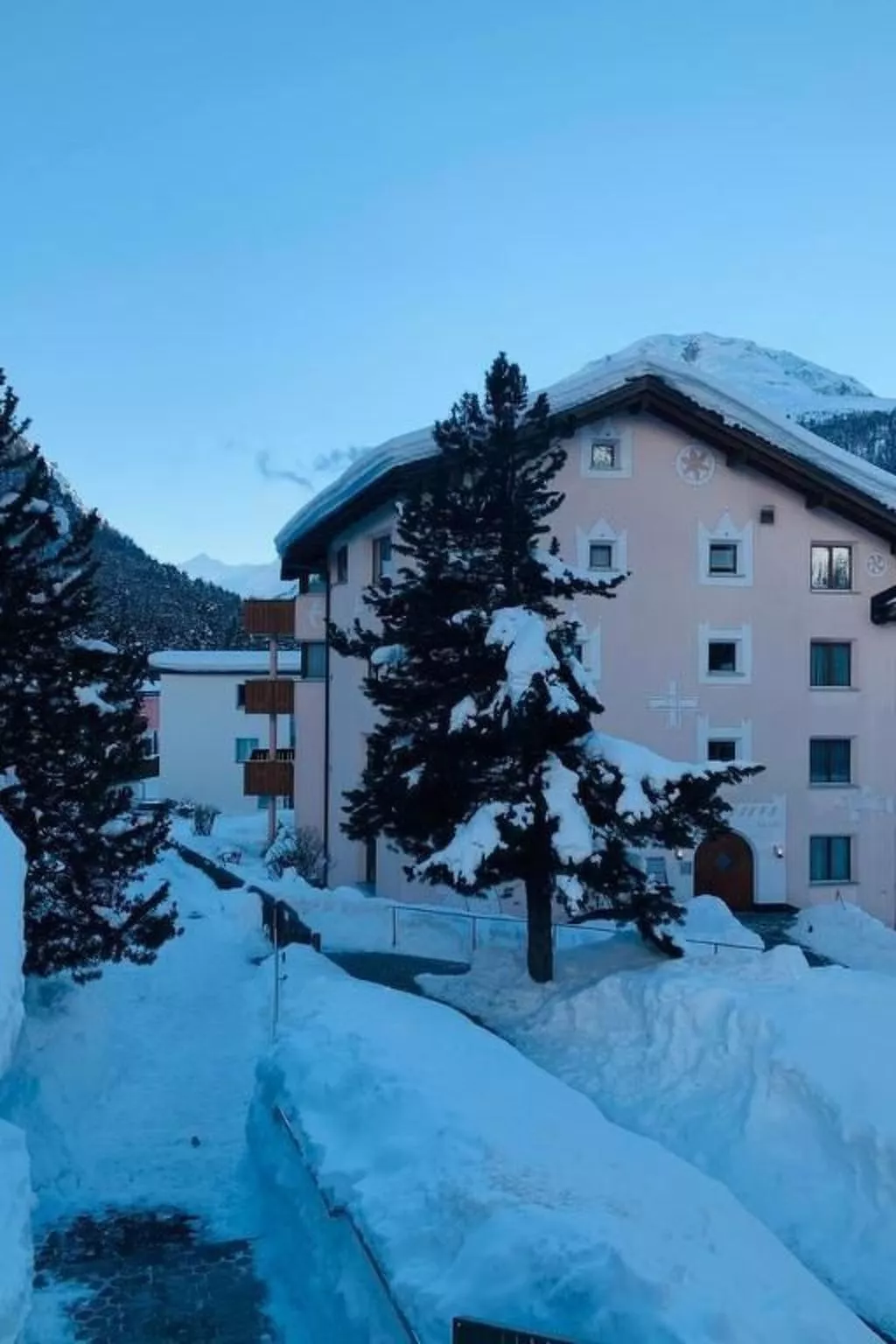 Wohnung Chesa Salmun (Parterre)-Buiten