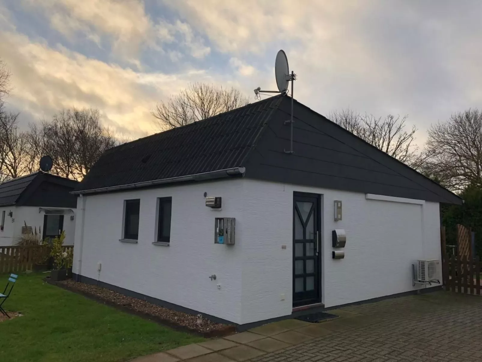 E13 Ferienhaus mit Garten, Terrasse und Deichbli-Buiten