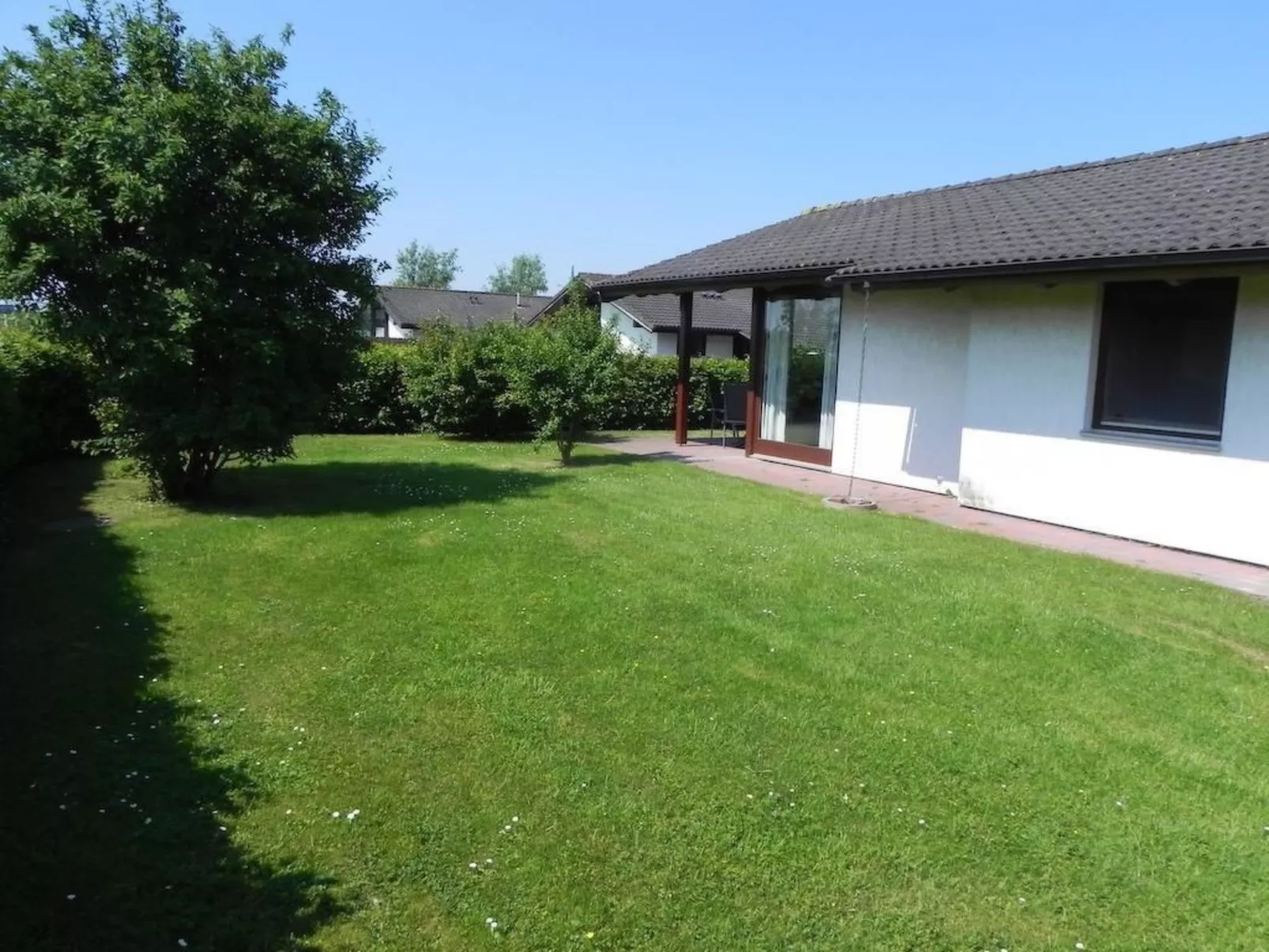 J10 Eingefriedetes Ferienhaus in Eckwarderhörne - Buiten