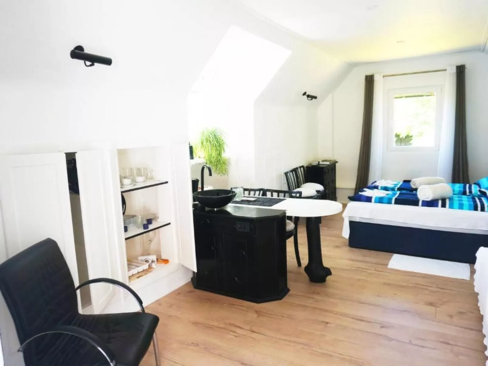 Black & White-Binnen